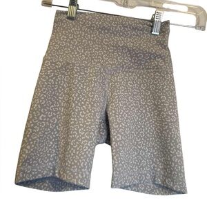 NWT Lululemon wunder train HR shorts 6” LEOPARD DAISY SMOKE MULTI Size 2